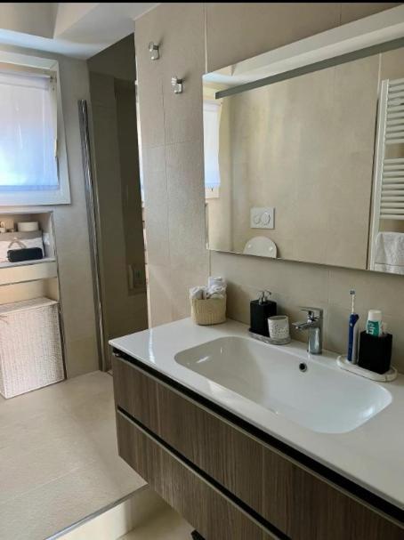 Cozy One Bedroom Apartment In Milano, Brera Bagian luar foto
