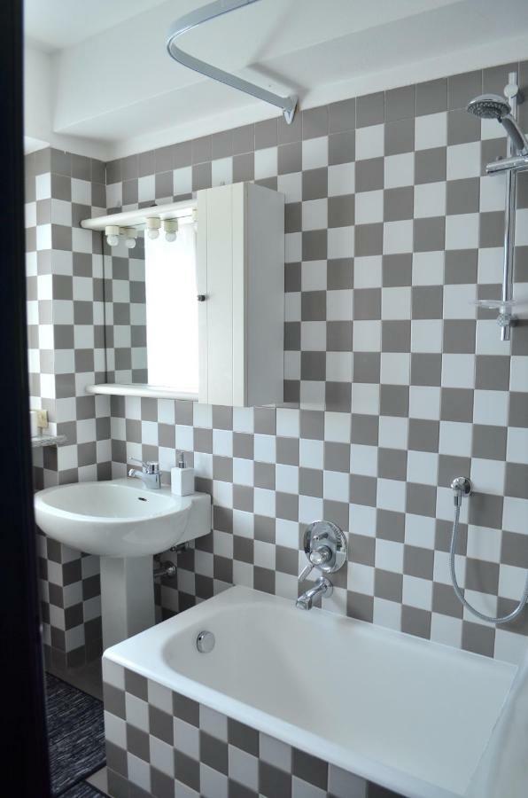 Cozy One Bedroom Apartment In Milano, Brera Bagian luar foto